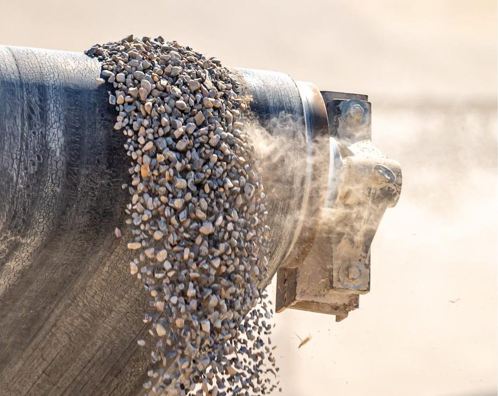 Loose stone material falling off conveyor belt